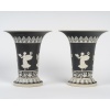 Elégante paire de vases en grès émaillé noir de la manufacture de Sarreguemines dans le goût de Wedgwood, 19 ème siècle. | Biron 