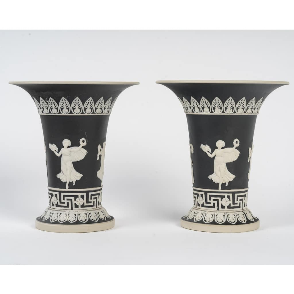 Elégante paire de vases en grès émaillé noir de la manufacture de Sarreguemines dans le goût de Wedgwood, 19 ème siècle. | Biron 
