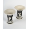 Elégante paire de vases en grès émaillé noir de la manufacture de Sarreguemines dans le goût de Wedgwood, 19 ème siècle. | Biron 