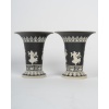 Elégante paire de vases en grès émaillé noir de la manufacture de Sarreguemines dans le goût de Wedgwood, 19 ème siècle. | Biron 