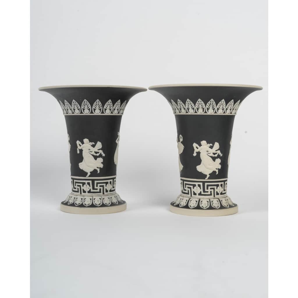 Elégante paire de vases en grès émaillé noir de la manufacture de Sarreguemines dans le goût de Wedgwood, 19 ème siècle. | Biron 