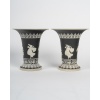 Elégante paire de vases en grès émaillé noir de la manufacture de Sarreguemines dans le goût de Wedgwood, 19 ème siècle. | Biron 
