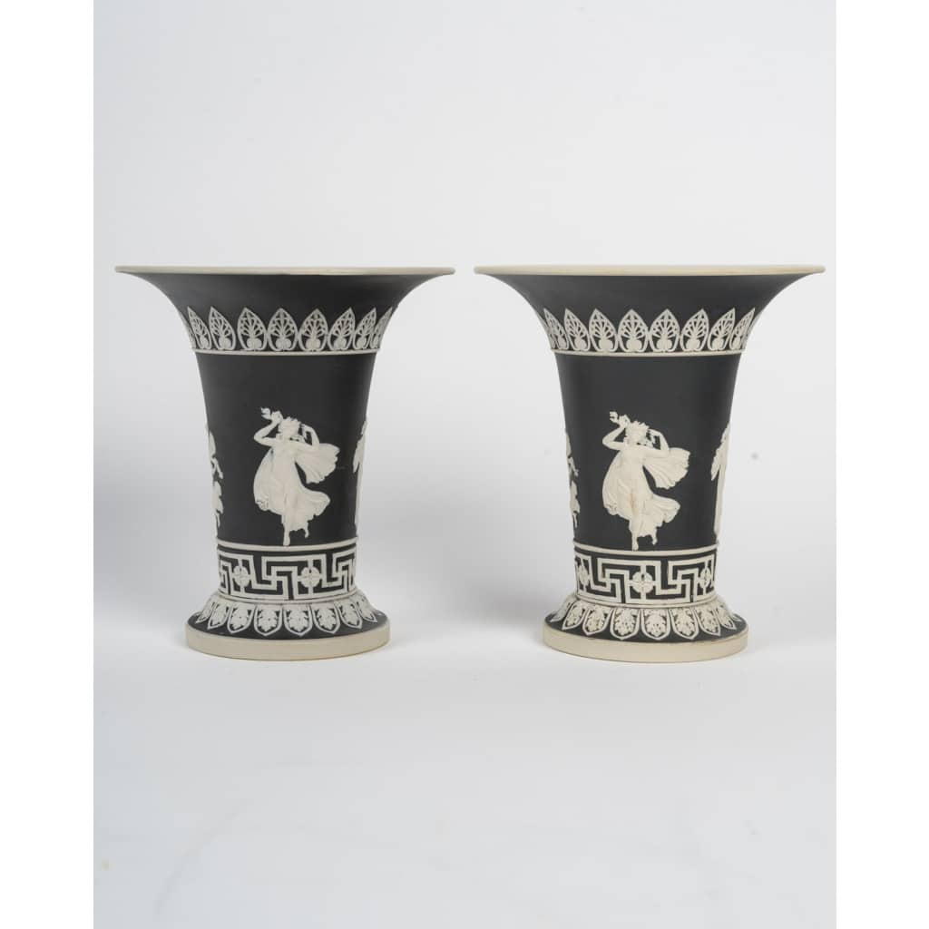 Elégante paire de vases en grès émaillé noir de la manufacture de Sarreguemines dans le goût de Wedgwood, 19 ème siècle. | Biron 