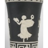 Elégante paire de vases en grès émaillé noir de la manufacture de Sarreguemines dans le goût de Wedgwood, 19 ème siècle. | Biron 