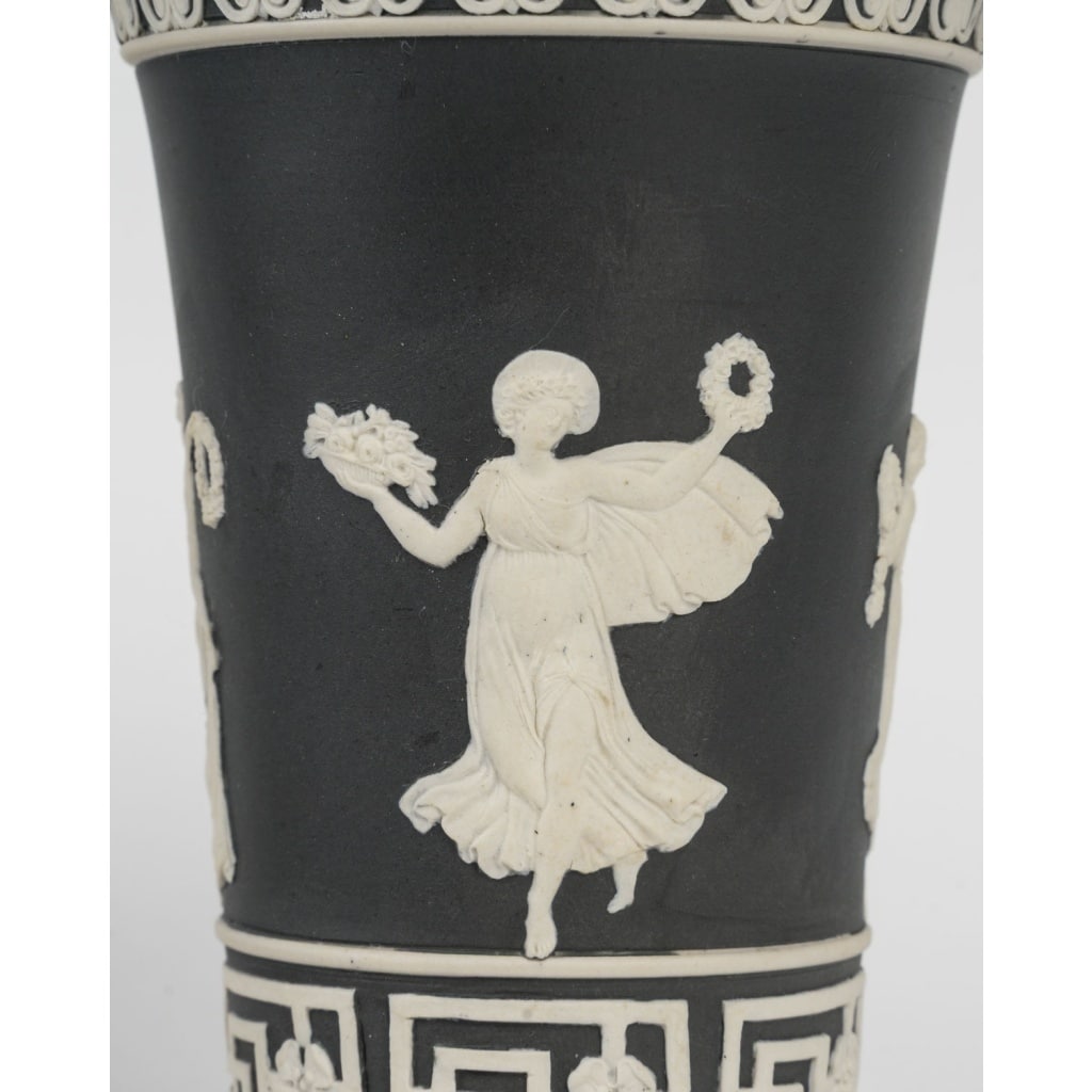 Elégante paire de vases en grès émaillé noir de la manufacture de Sarreguemines dans le goût de Wedgwood, 19 ème siècle. | Biron 
