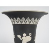 Elégante paire de vases en grès émaillé noir de la manufacture de Sarreguemines dans le goût de Wedgwood, 19 ème siècle. | Biron 