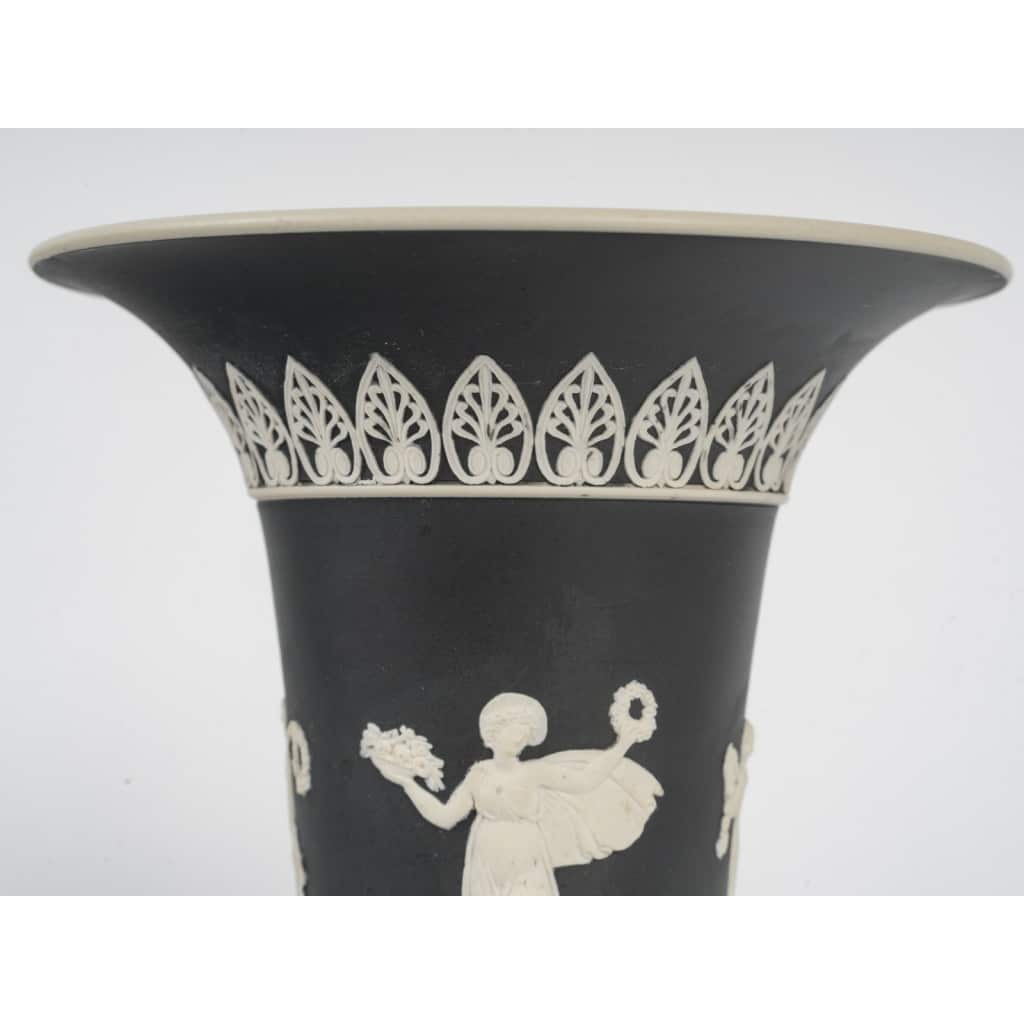 Elégante paire de vases en grès émaillé noir de la manufacture de Sarreguemines dans le goût de Wedgwood, 19 ème siècle. | Biron 