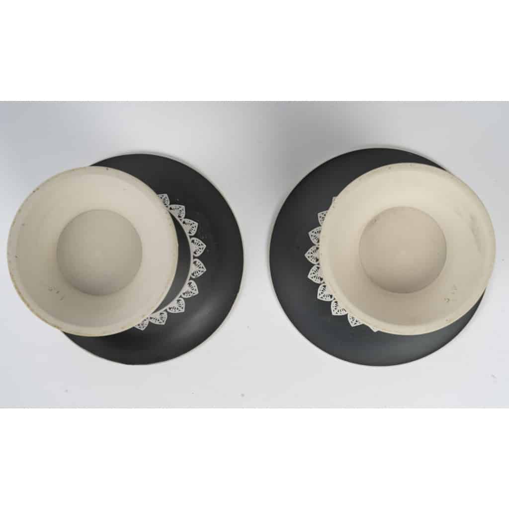 Elégante paire de vases en grès émaillé noir de la manufacture de Sarreguemines dans le goût de Wedgwood, 19 ème siècle. | Biron 
