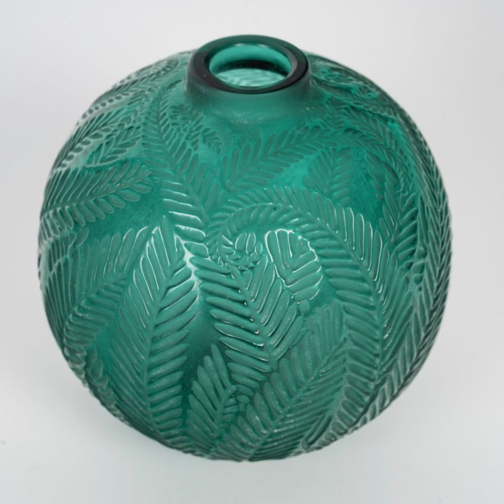 1923 – René lalique Vase « Palmes » Teinté vert . | Biron 