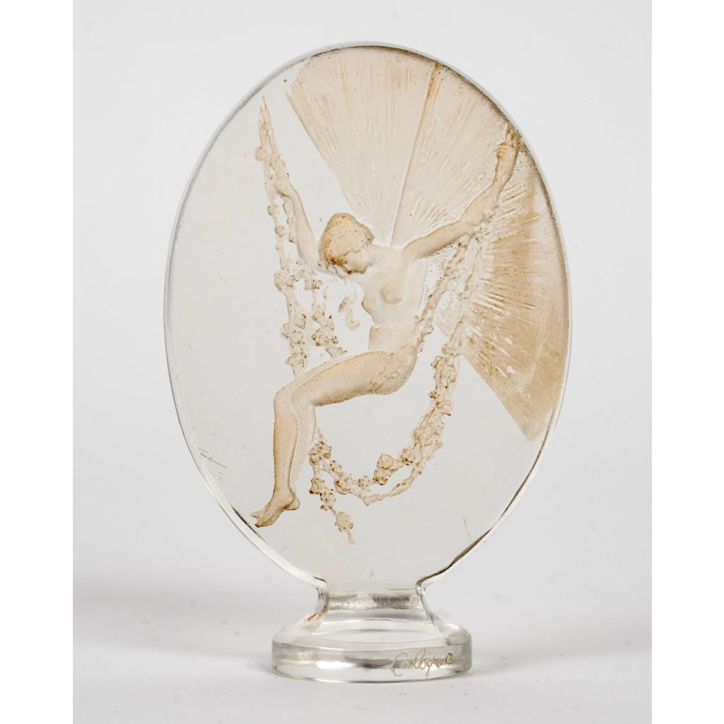 Cachet « Figurine se Balançant » verre blanc patiné sépia de René LALIQUE | Biron 