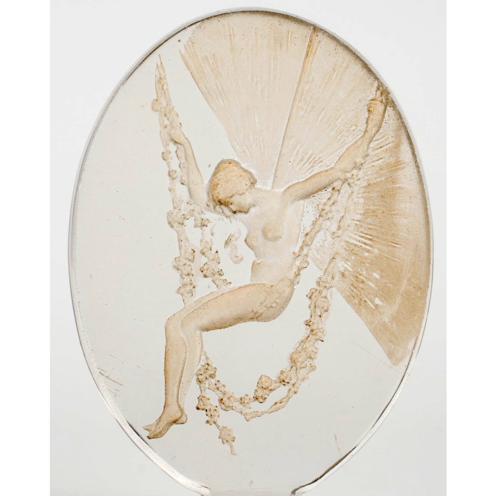 Cachet « Figurine se Balançant » verre blanc patiné sépia de René LALIQUE | Biron 