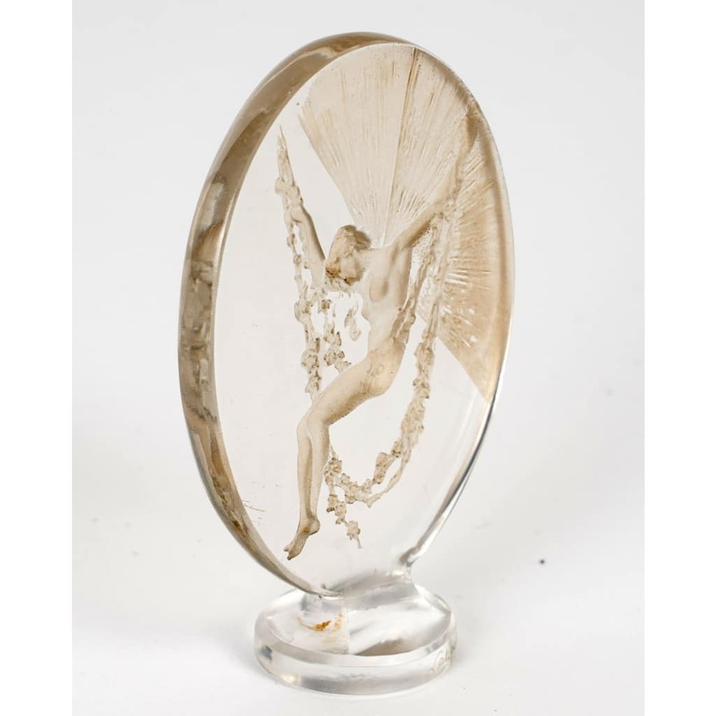 Cachet « Figurine se Balançant » verre blanc patiné sépia de René LALIQUE | Biron 