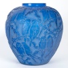 Vase « Perruches » verre bleu électrique patiné blanc de René LALIQUE | Biron 