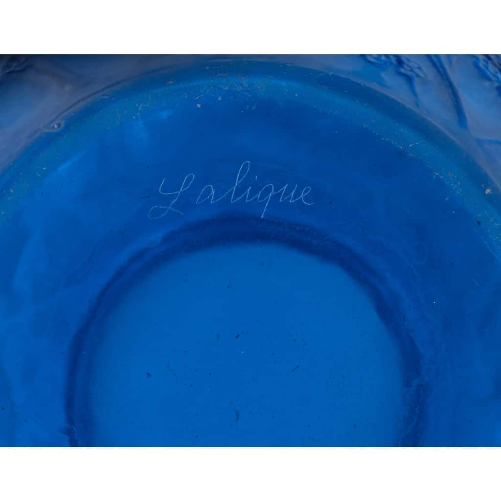 Vase « Perruches » verre bleu électrique patiné blanc de René LALIQUE | Biron 