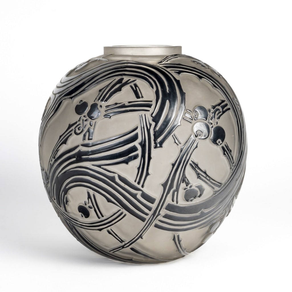 Vase « Baies » verre blanc émaillé noir de René LALIQUE | Biron 