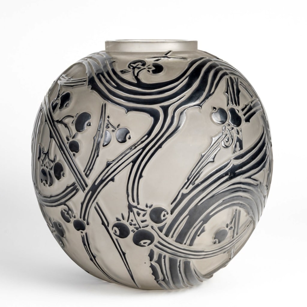 Vase « Baies » verre blanc émaillé noir de René LALIQUE | Biron 