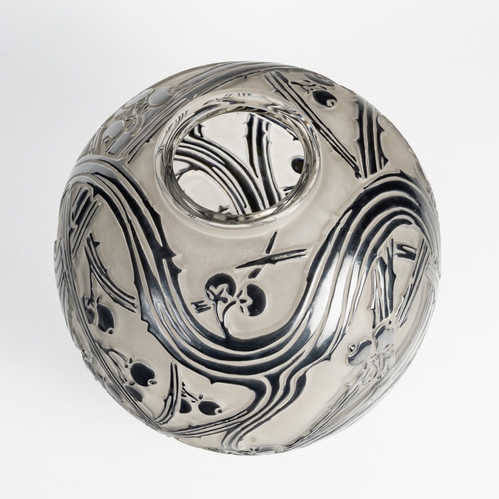 Vase « Baies » verre blanc émaillé noir de René LALIQUE | Biron 
