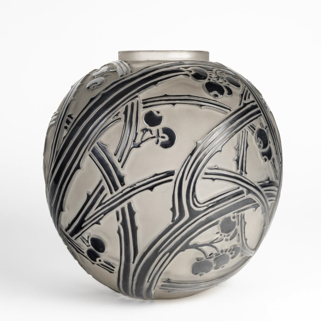 Vase « Baies » verre blanc émaillé noir de René LALIQUE | Biron 