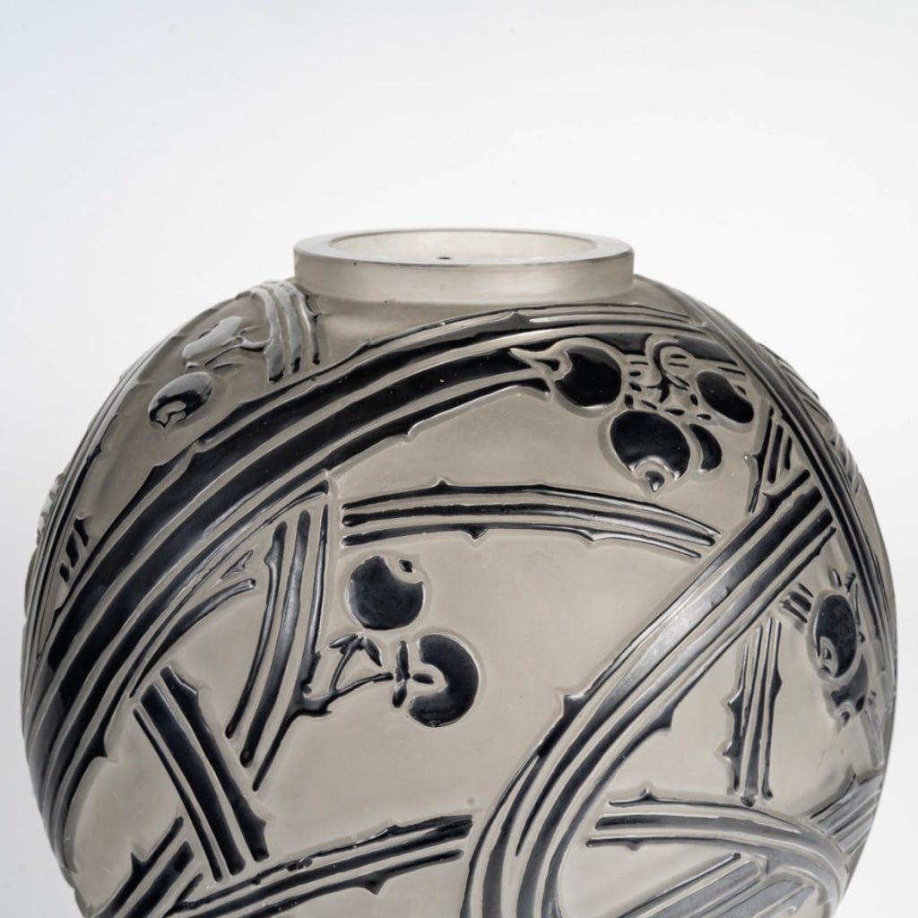 Vase « Baies » verre blanc émaillé noir de René LALIQUE | Biron 