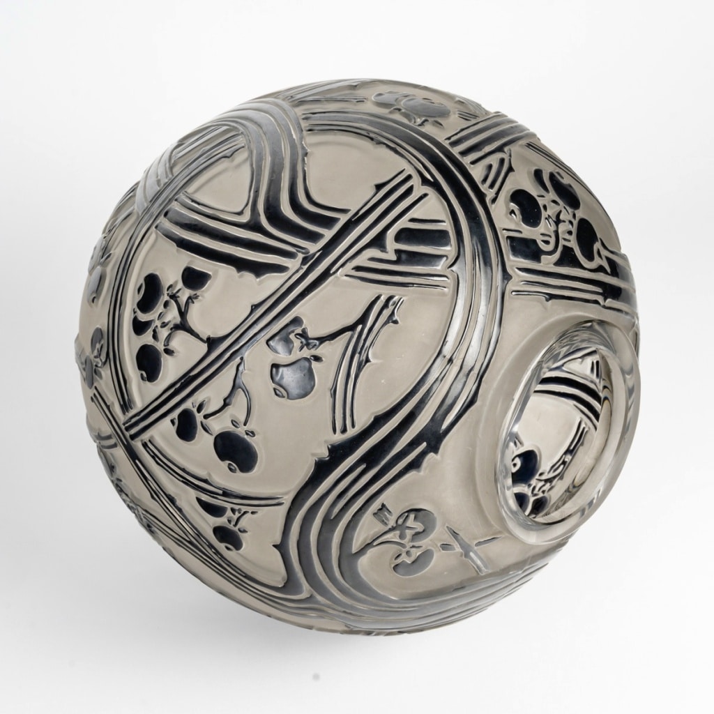 Vase « Baies » verre blanc émaillé noir de René LALIQUE | Biron 