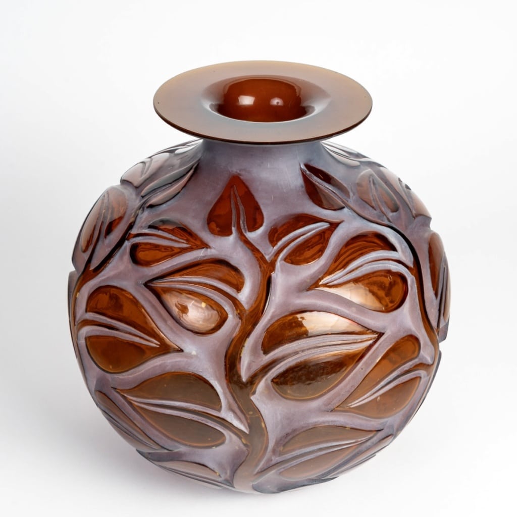 Vase « Sophora » verre rouge ambré patiné blanc de René LALIQUE | Biron 