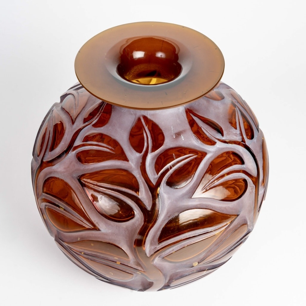 Vase « Sophora » verre rouge ambré patiné blanc de René LALIQUE | Biron 