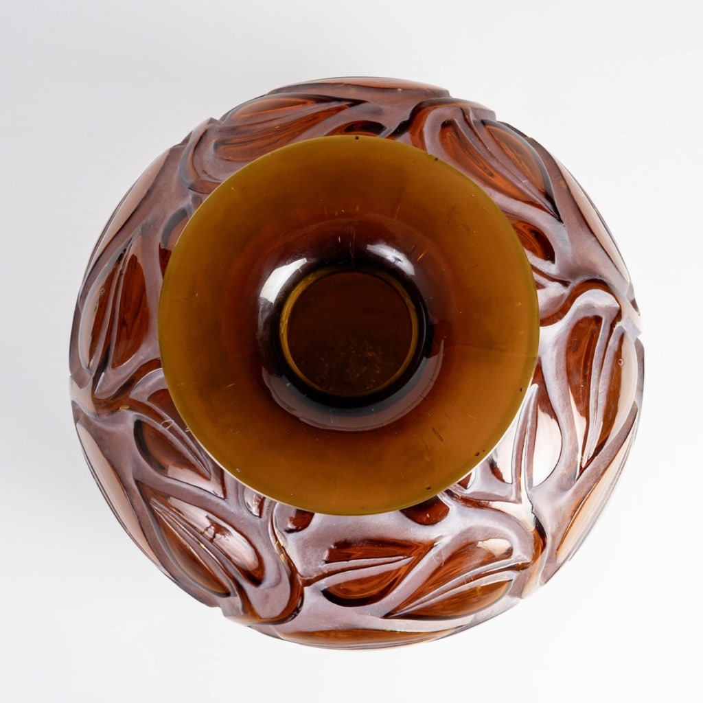 Vase « Sophora » verre rouge ambré patiné blanc de René LALIQUE | Biron 