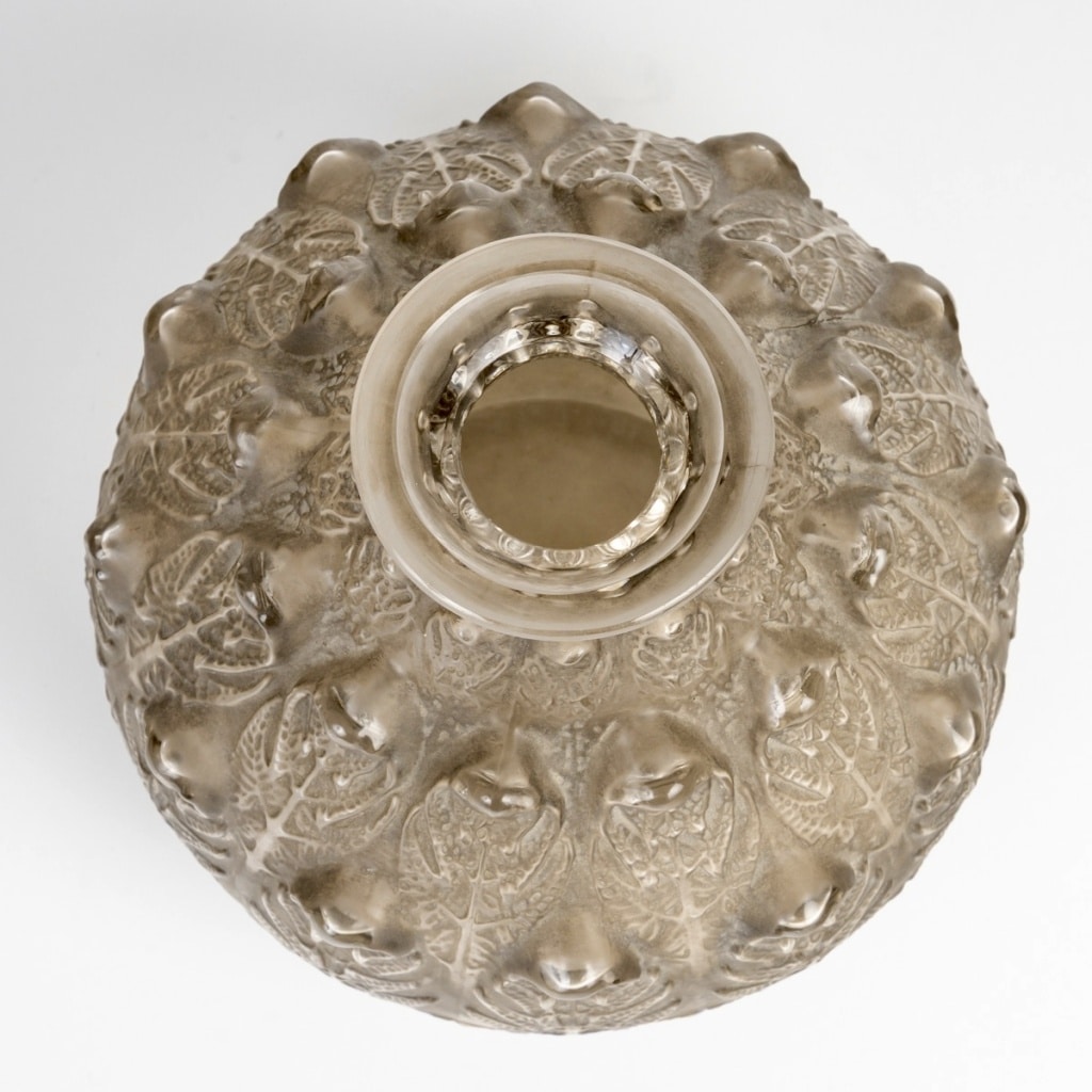 Vase « Fougères » verre blanc patiné gris de René LALIQUE | Biron 