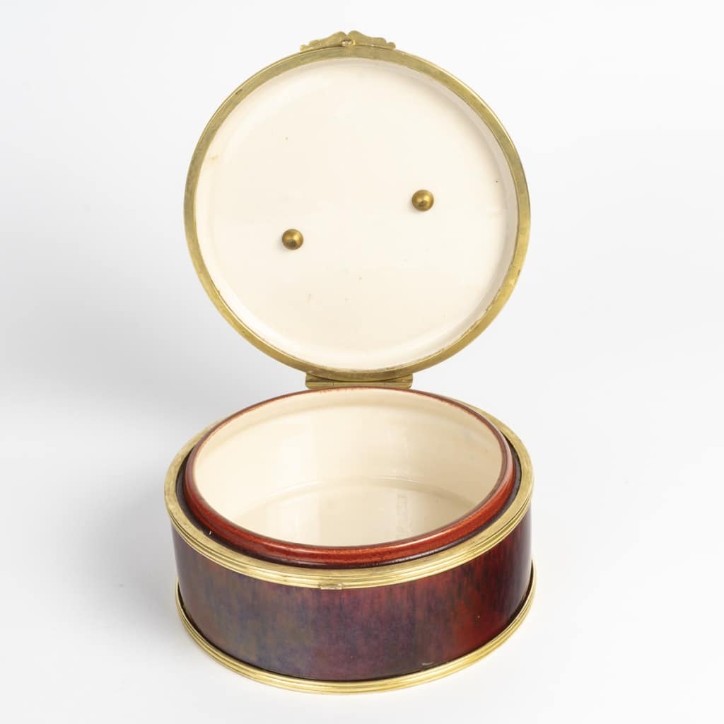 Boite en porcelaine cerclé d’une monture en bronze signé Paul Millet, période art nouveau. | Biron 
