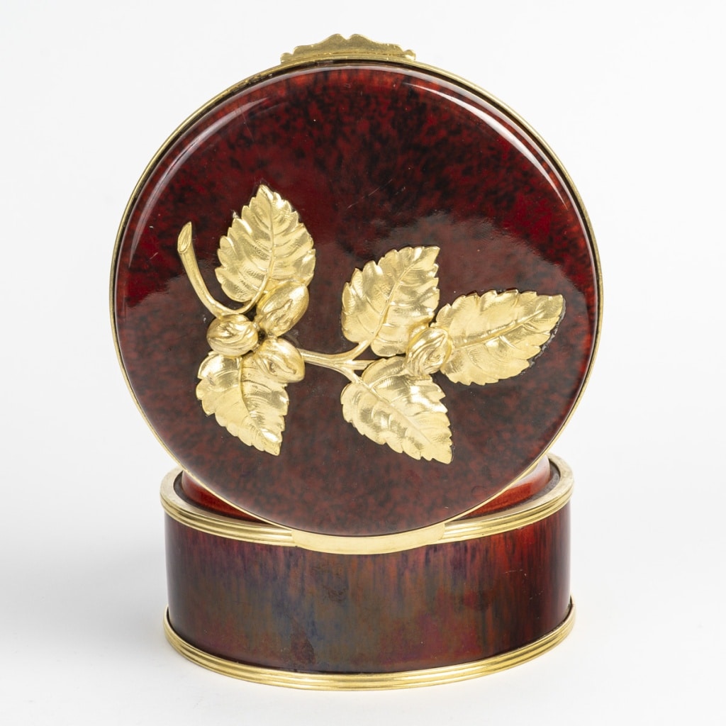 Boite en porcelaine cerclé d’une monture en bronze signé Paul Millet, période art nouveau. | Biron 