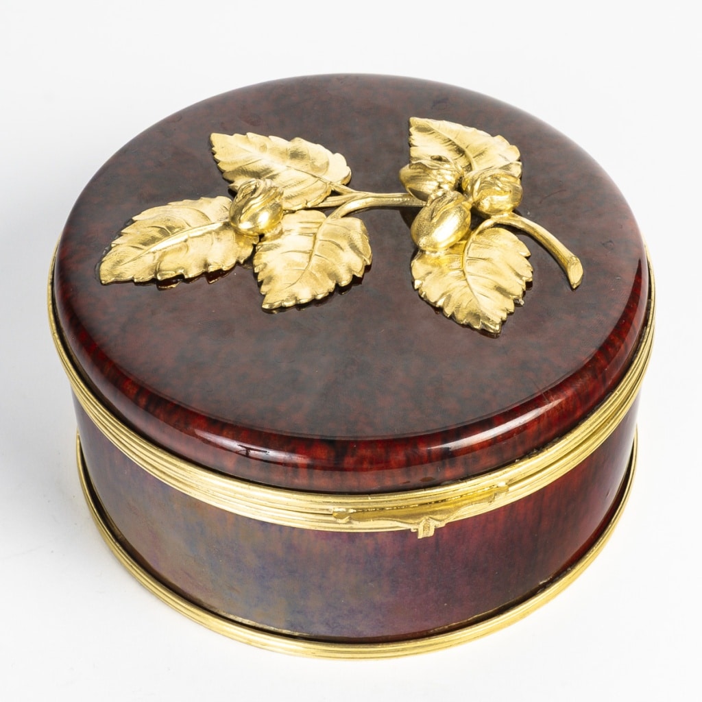 Boite en porcelaine cerclé d’une monture en bronze signé Paul Millet, période art nouveau. | Biron 