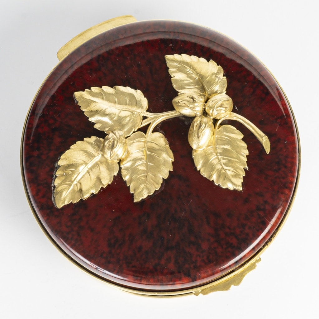 Boite en porcelaine cerclé d’une monture en bronze signé Paul Millet, période art nouveau. | Biron 