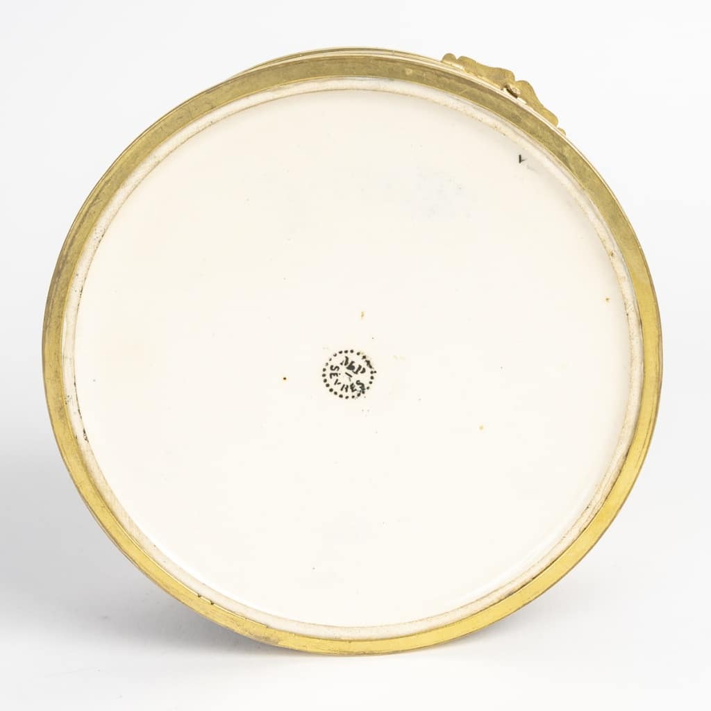 Boite en porcelaine cerclé d’une monture en bronze signé Paul Millet, période art nouveau. | Biron 