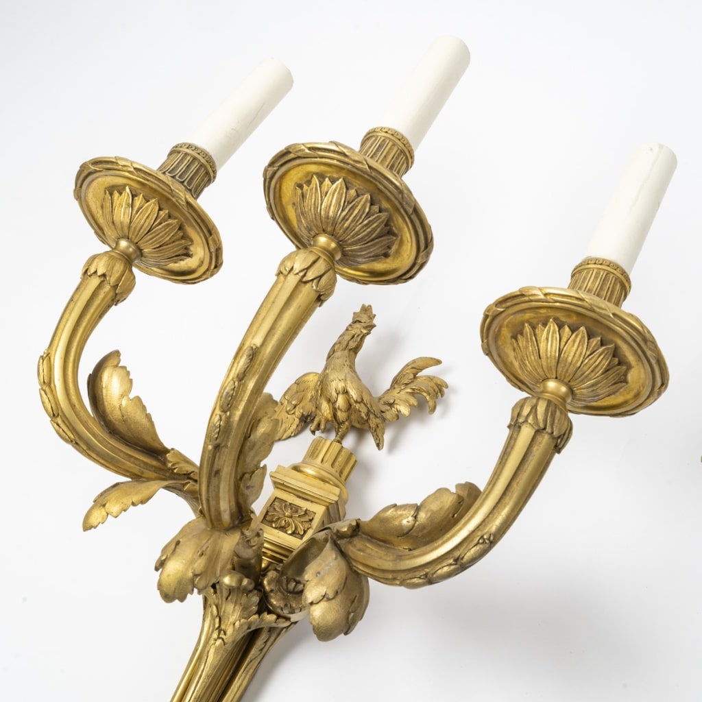 Paire d’Appliques Style Louis XVI Dites « aux Coqs » | Biron 