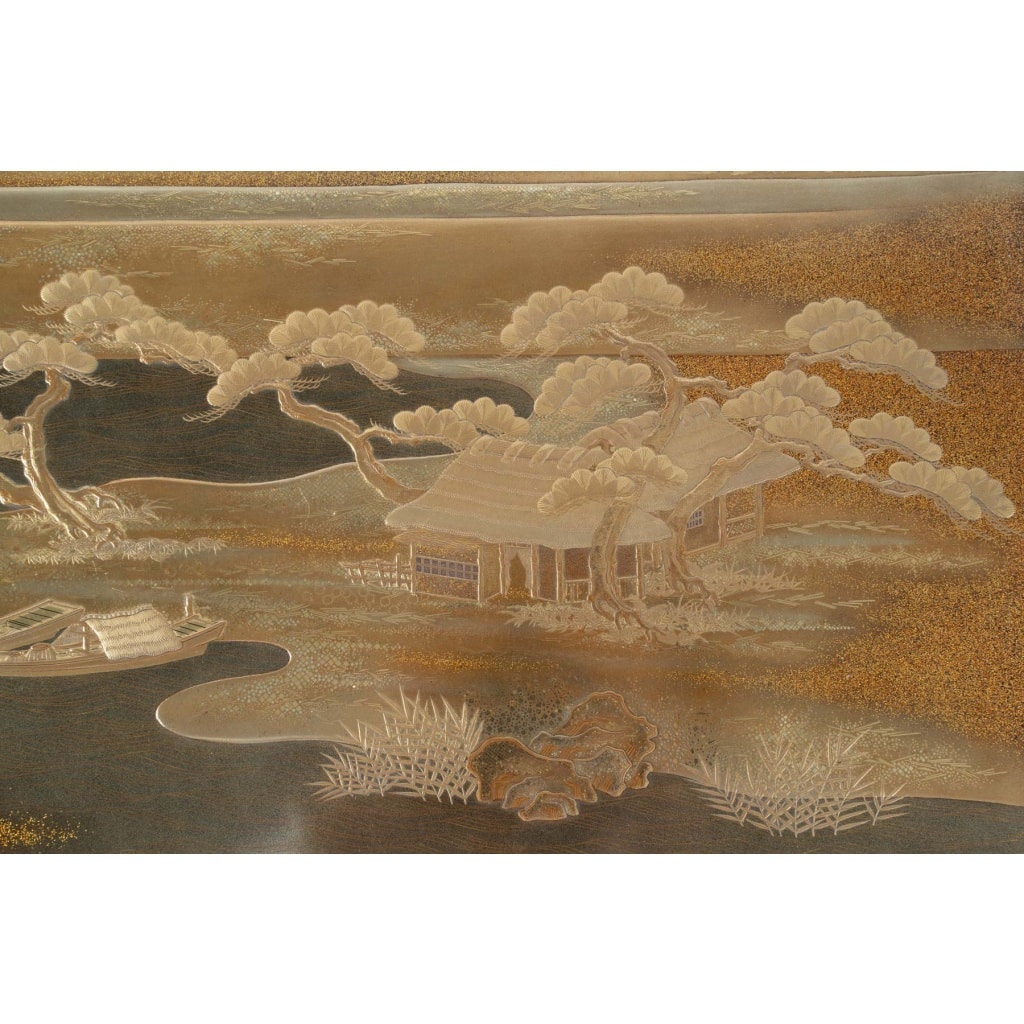 Exceptionnel ensemble japonais d’une table à écrire et de son écritoire en laque d’or. | Biron 