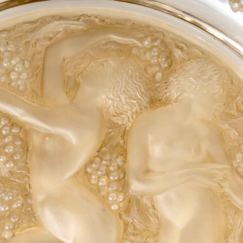 Plat « Côte d’Or » verre blanc patiné sépia de René LALIQUE | Biron 