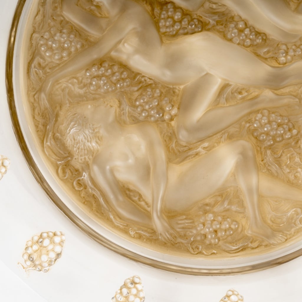 Plat « Côte d’Or » verre blanc patiné sépia de René LALIQUE | Biron 
