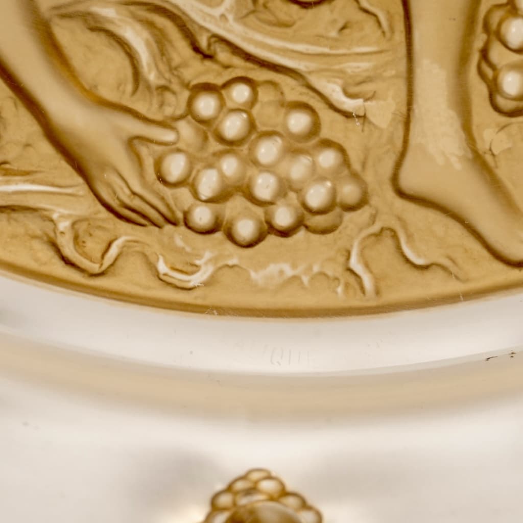 Plat « Côte d’Or » verre blanc patiné sépia de René LALIQUE | Biron 