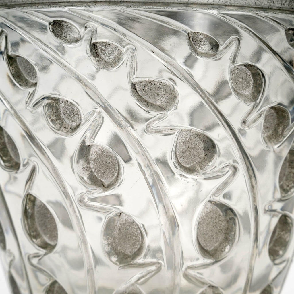 Vase « Lemna » verre blanc patiné gris de René LALIQUE | Biron 