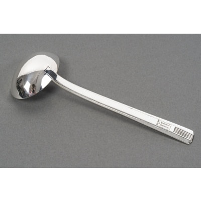 CARDEILHAC – Cuillère à sauce en argent ART DECO vers 1930 Grande cuillère à sauce en argent massif de forme Art Déco pouvant se marier avec notre saucière ART DECO du même orfèvre. Elle est gravée d’un monogramme du même style. Dimensions : longueur 20 cm – largeur du cuilleron 7 cm Poids : 106 grammes Matière : argent 1er titre 950/°°° Poinçon : MINERVE Epoque : ART DECO vers 1930 Orfèvre : CARDEILHAC A PARIS Origine : France /Paris