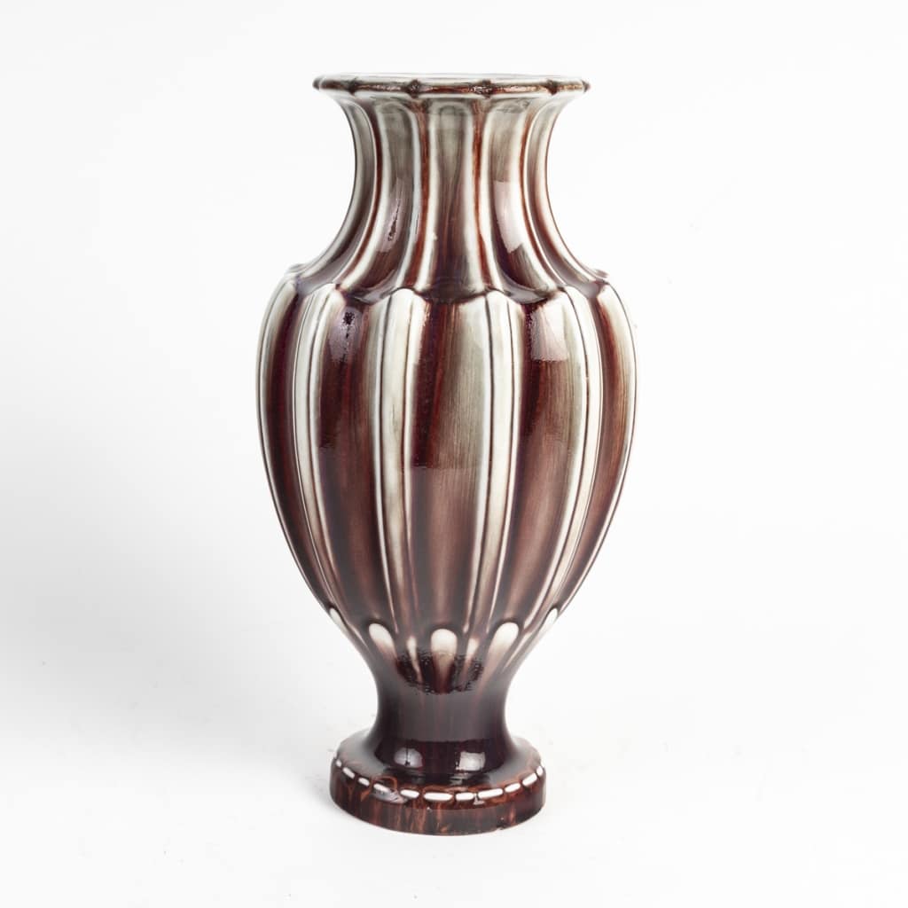 Grand vase rouge et ivoire à cannelures en porcelaine de Sèvres, 1885. | Biron 