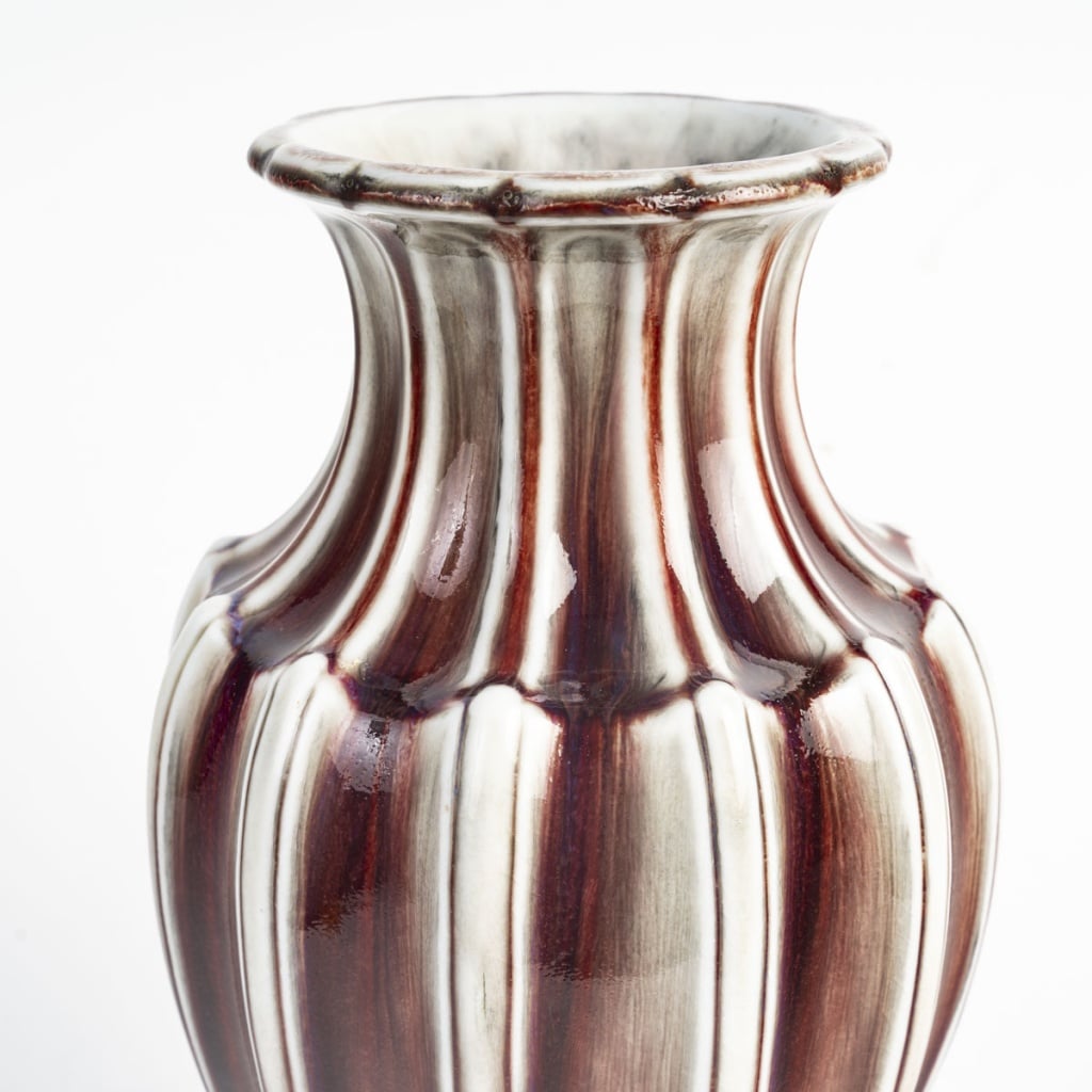 Grand vase rouge et ivoire à cannelures en porcelaine de Sèvres, 1885. | Biron 