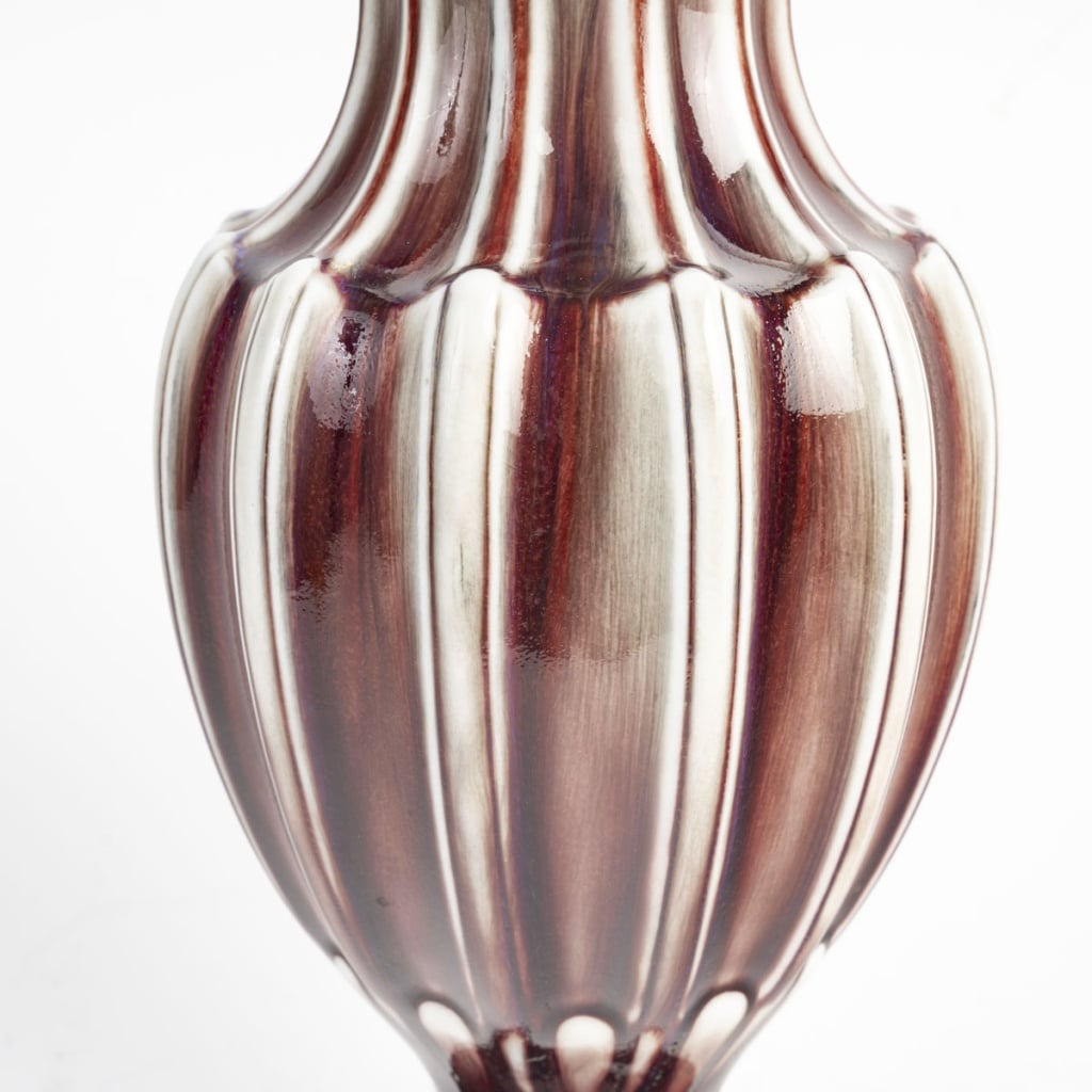 Grand vase rouge et ivoire à cannelures en porcelaine de Sèvres, 1885. | Biron 