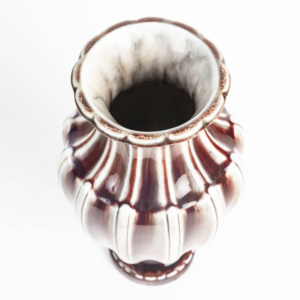 Grand vase rouge et ivoire à cannelures en porcelaine de Sèvres, 1885. | Biron 