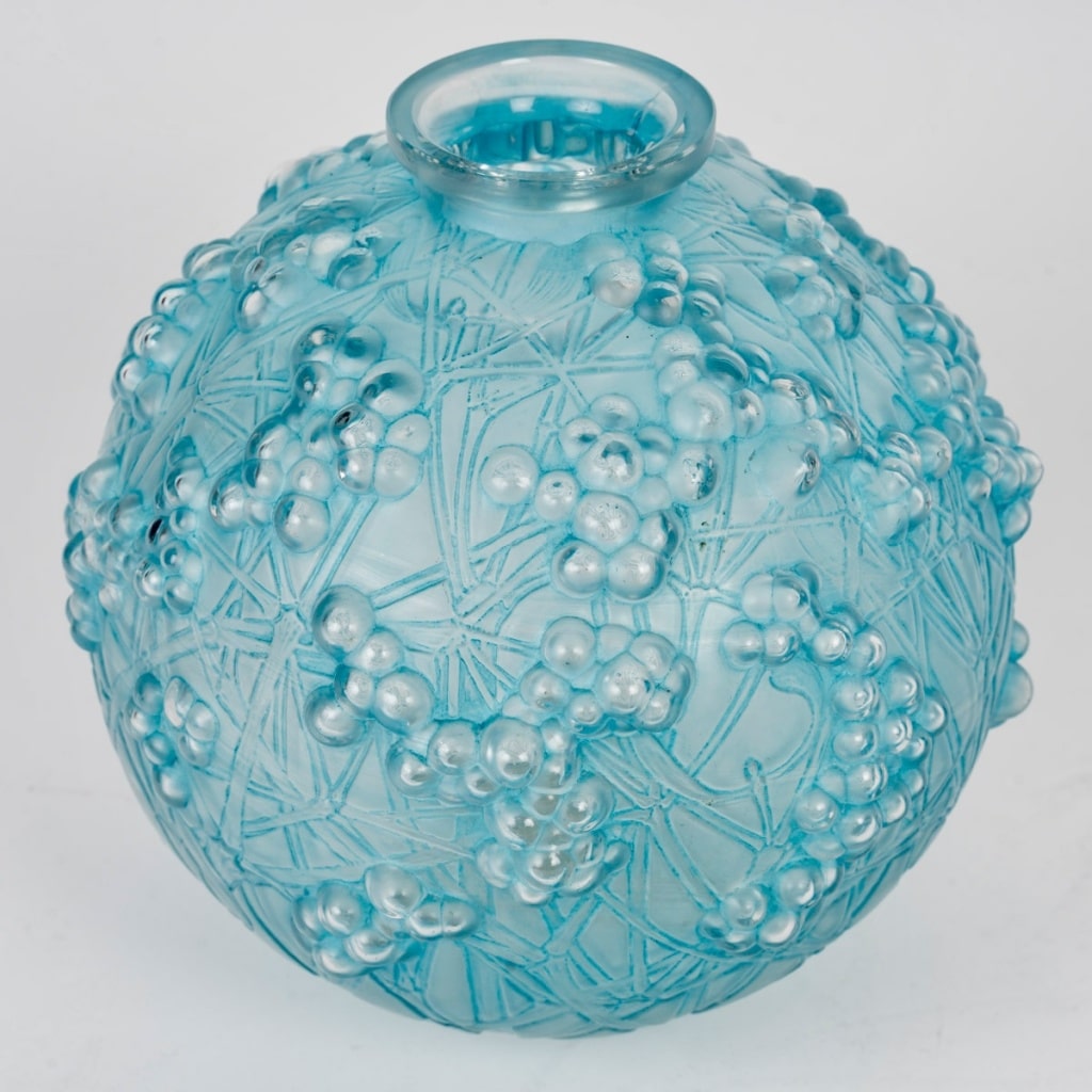 Vase « Druide » verre blanc patiné bleu de René LALIQUE | Biron 