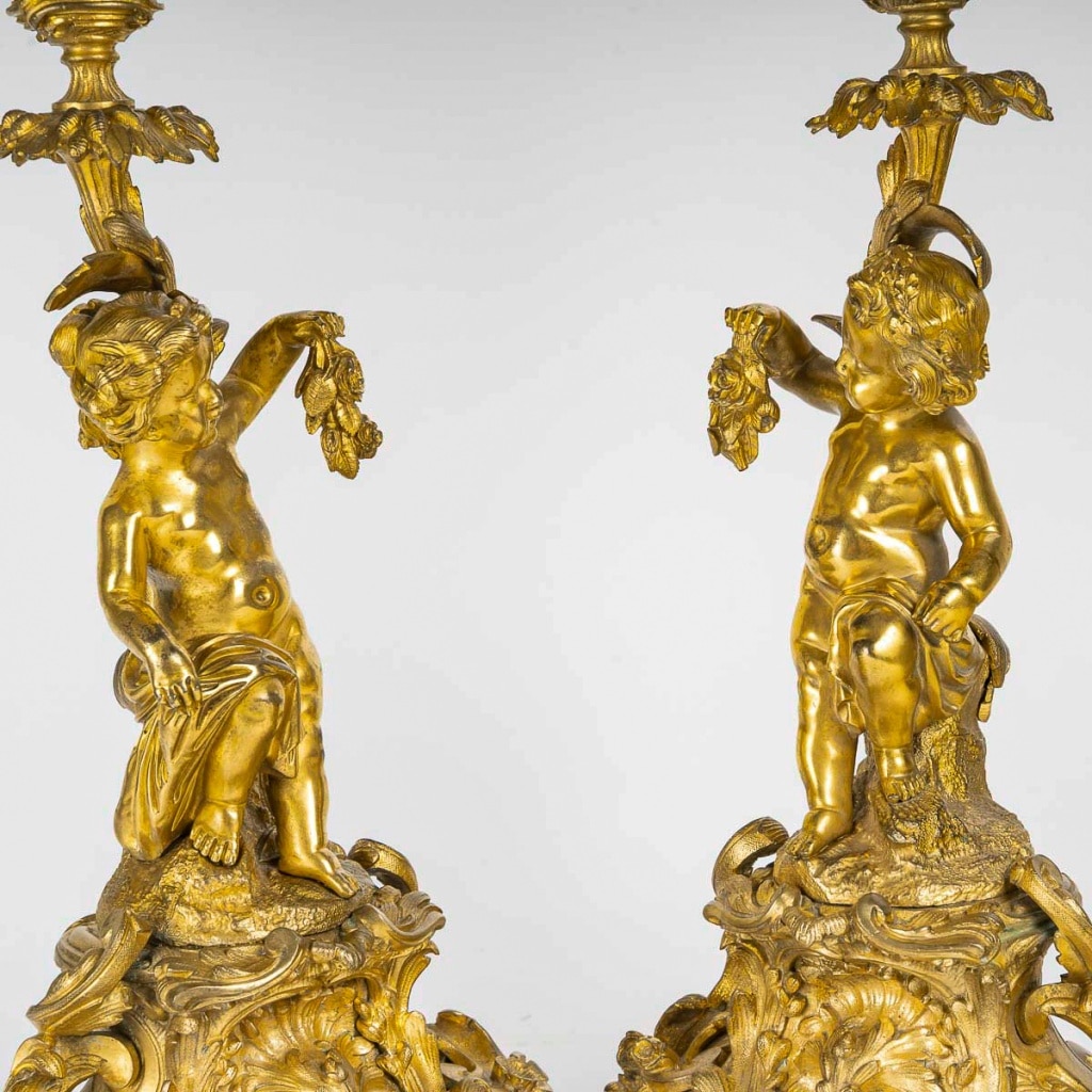 Paire de bougeoirs d’époque Napoléon III à décor de Putti en bronze doré, montée en lampes | Biron 