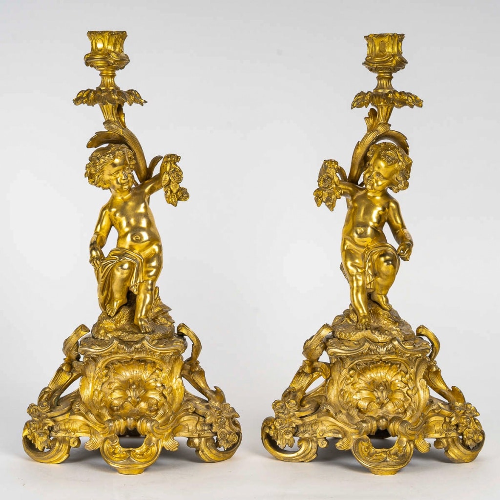Paire de bougeoirs d’époque Napoléon III à décor de Putti en bronze doré, montée en lampes | Biron 