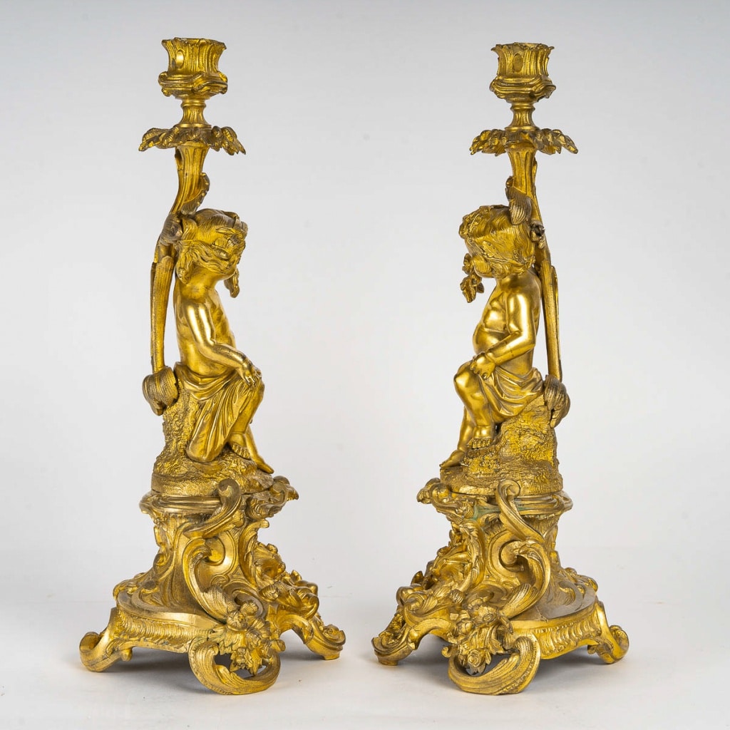 Paire de bougeoirs d’époque Napoléon III à décor de Putti en bronze doré, montée en lampes | Biron 