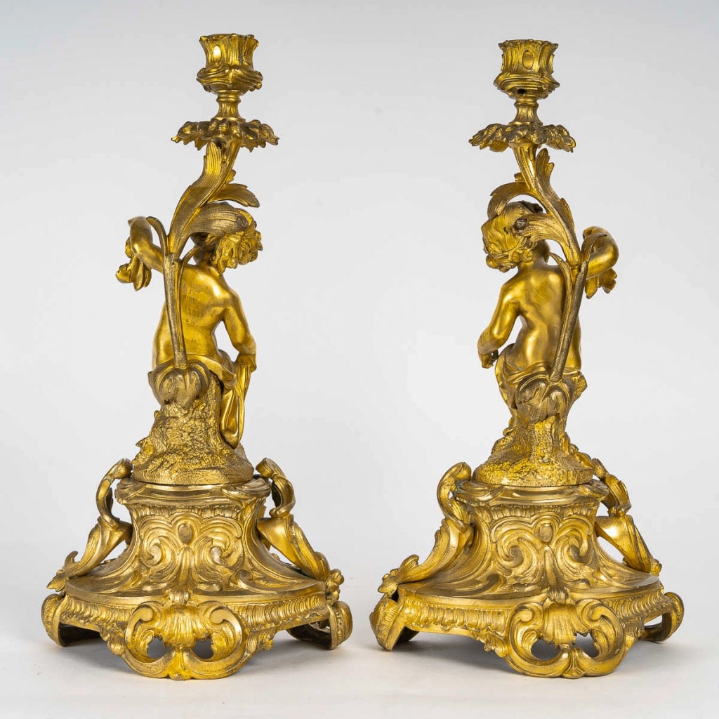Paire de bougeoirs d’époque Napoléon III à décor de Putti en bronze doré, montée en lampes | Biron 
