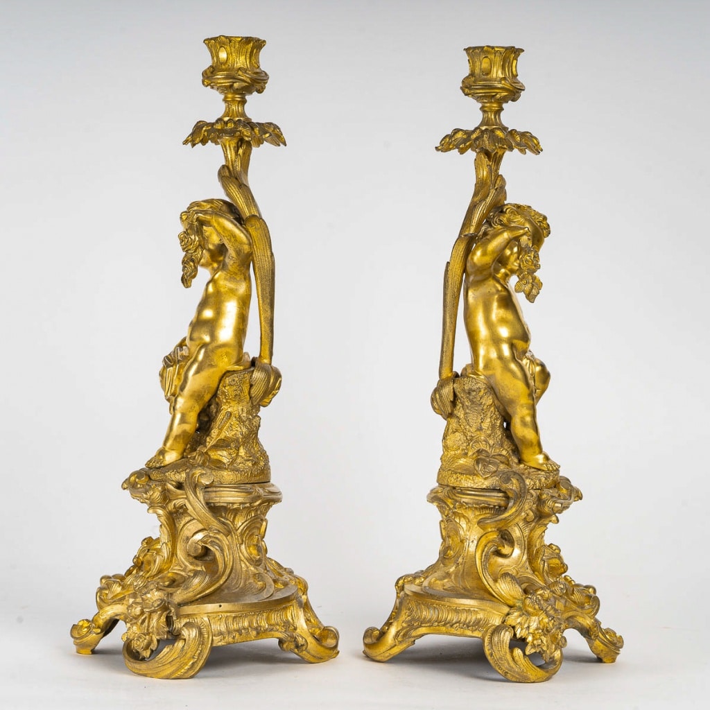 Paire de bougeoirs d’époque Napoléon III à décor de Putti en bronze doré, montée en lampes | Biron 